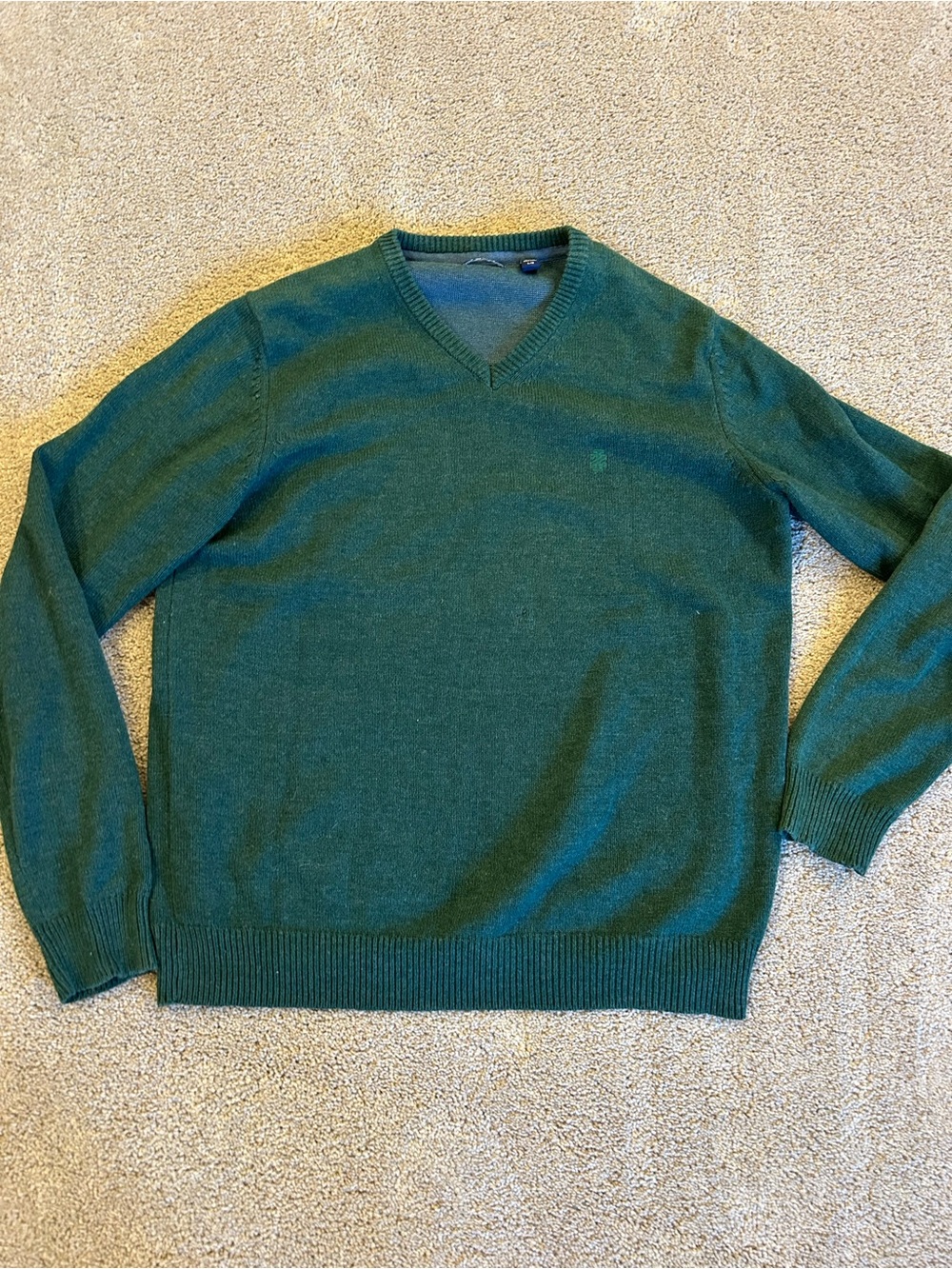 Izod Men's V-Neck Sweater in Deep Green